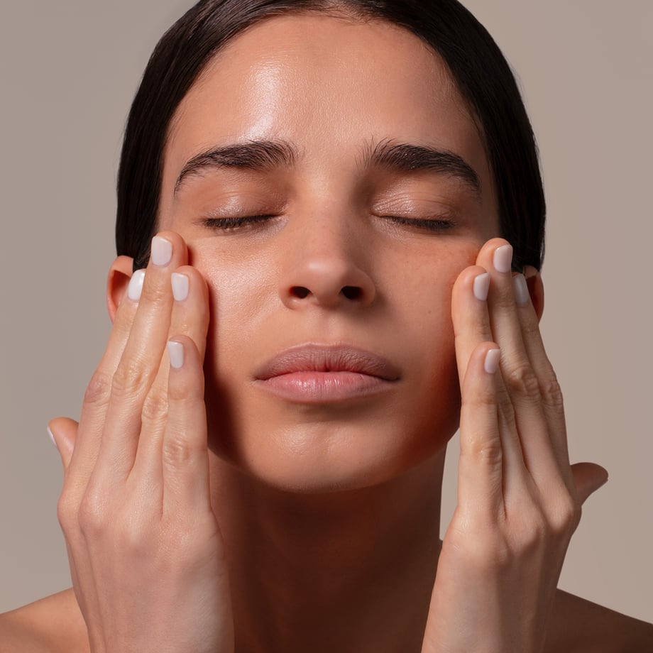 A lady applying maca &amp; tamarindo